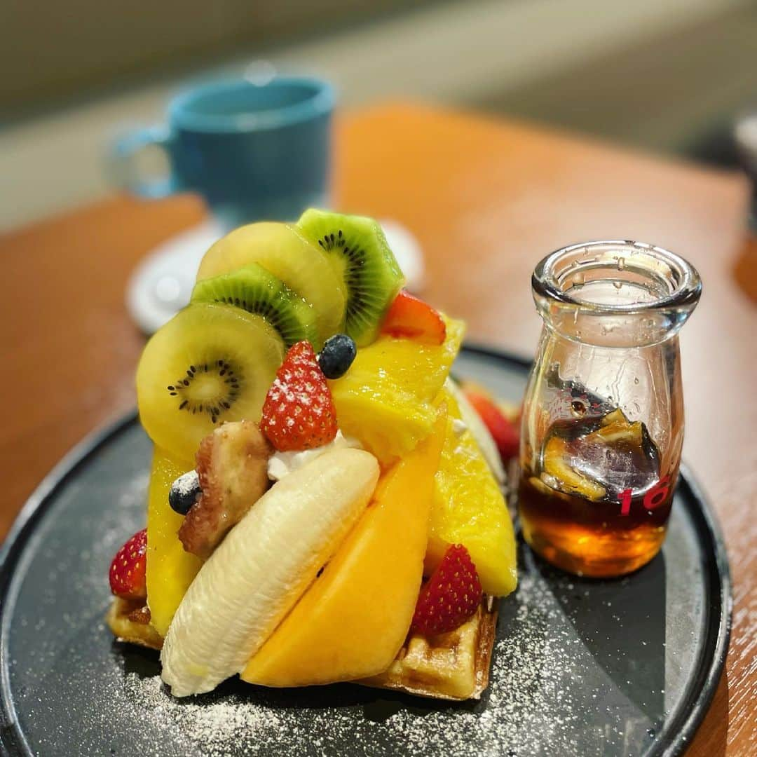 リンさんのインスタグラム写真 - (リンInstagram)「🧇🥝🍓🍌🥭🍈  #下北果実  #フルーツ  #てんこ盛り #ワッフル」6月10日 20時24分 - lynn.06.01