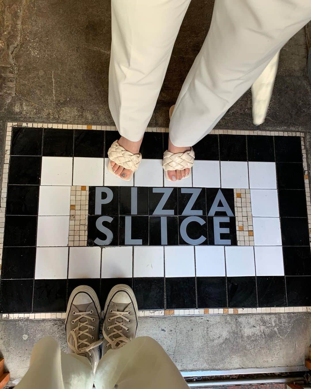 LUNAさんのインスタグラム写真 - (LUNAInstagram)「お昼はピザ食べたいって気分でした🍕. . . 大きいピザ2枚くらい食べれる胃袋欲しい🤫🔥. . . #pizza #pizzaslice #pizzatime #pizzalover #yummy #ピザ #ピザランチ #lunch #roppongi #roppongilunch #六本木グルメ #六本木ランチ」6月10日 20時29分 - luna_0229
