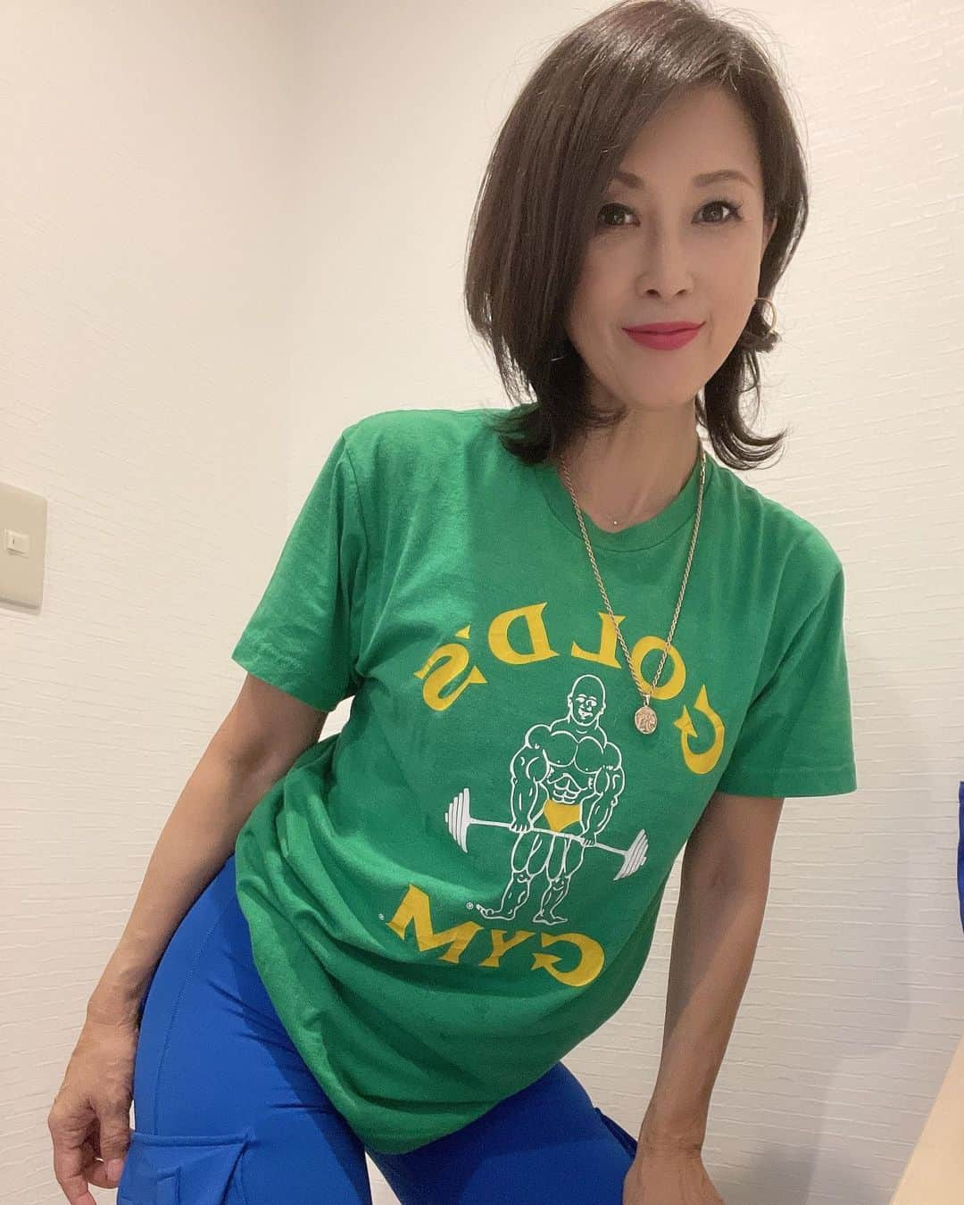 Naoko（なおこ）さんのインスタグラム写真 - (Naoko（なおこ）Instagram)「🏋️ 🏋️ 久しぶりの shoulder day 全然 上がりませんでした。 . 悲しい . . . とても 悲しい。 . . . #肩の日 #三角筋トレ  #筋トレ #筋トレ女子 #筋トレダイエット #筋トレ女子と繋がりたい #くびれたい #痩せたい #減量 #美ボディ #アラフィフ #筋トレ日記 #筋トレ生活 #ボディメイク #50代の筋トレ #熊本 #kumamoto #Trainingmotivation #Bodybuilding#Muscletraining #fitnessmodel#training #workoutvideo #gymgirl#Housemusic」6月10日 20時52分 - smile_naohibi