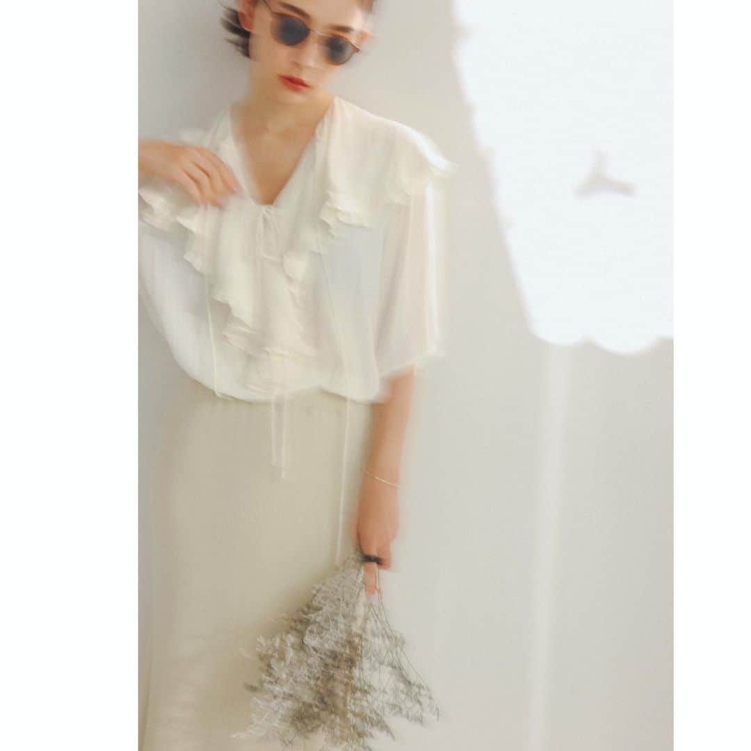 白澤貴子さんのインスタグラム写真 - (白澤貴子Instagram)「New article about jewelry for monotone fashion.  夏にモノトーンの服を涼しげに着こなす大人の女性が大好きな私。  簡単なようで難しい洗練された夏のモノトーンスタイルの要、ジュエリー合わせの提案を @lilas_jewelry.jp で2回に分けて提案しました。  本日アップの前編はきれいめな雰囲気の、ちょっとお出かけバージョン。  2枚目は採用されなかったけれど好きな、ブラックドレスにブラックネックレスを敢えて重ねたルックの一枚。  3枚目はジュエリー何も見えてないけれど大好物なブレブレ写真。  これ見よがしにならず、さりげなく垢抜けられるジュエリーばかりなので是非チェックしてみてください。」6月10日 20時58分 - takakoshirasawa