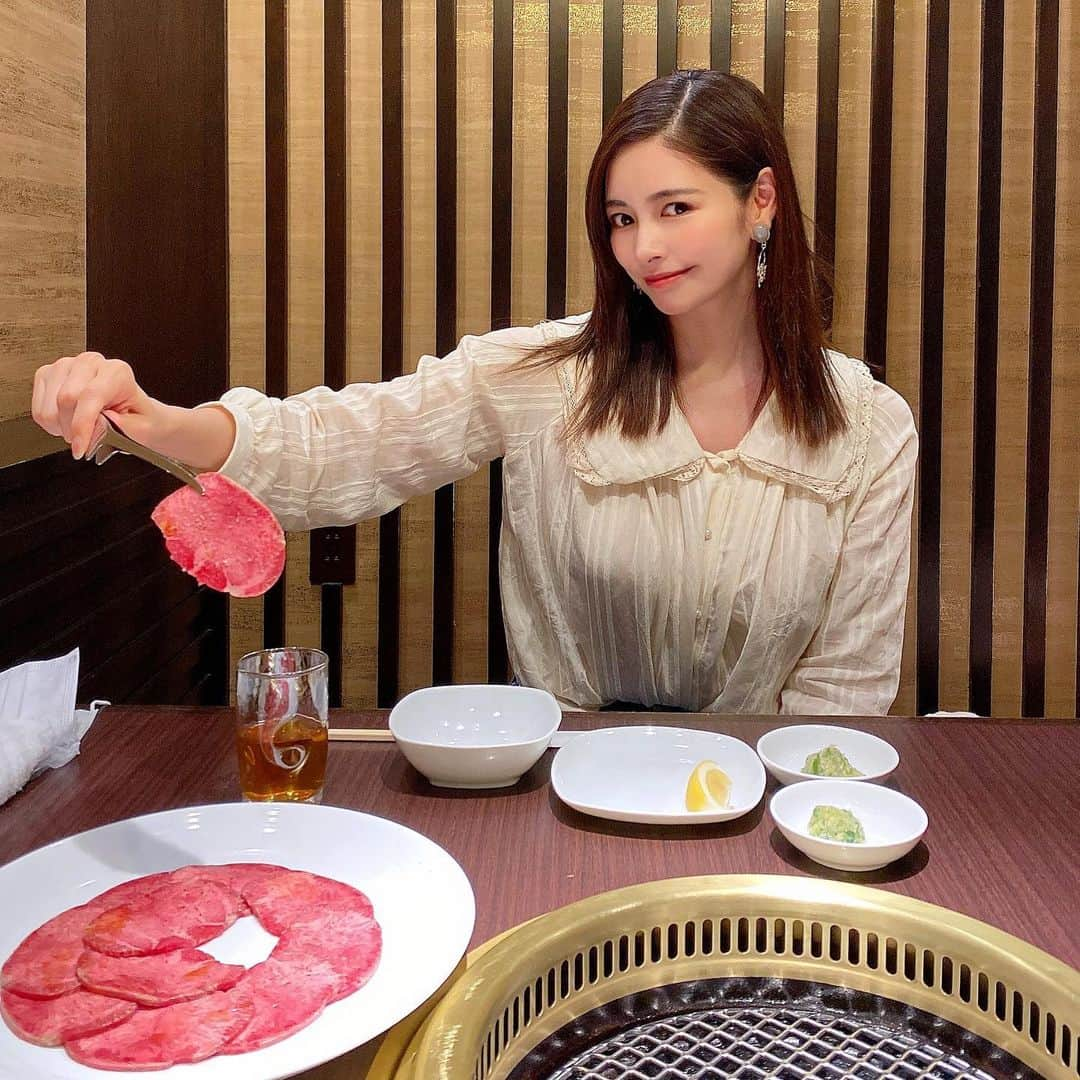 得あゆさんのインスタグラム写真 - (得あゆInstagram)「大好きな焼肉🥩  【天壇】にハマった。 "タレ"じゃなくて"出汁"に付けて食べる焼肉🥩😍 また行きたいなぁぁぁ  個室ランチで🤍 焼肉久しぶりで嬉しかったな😍  ・ ・ ・ ・ ・ ・ ・ ・ ・ ・ ・ ・ ・ ・ #焼肉#焼肉ランチ#大阪焼肉#大阪ランチ#大阪グルメ#大阪カフェ#個室#個室ランチ#個室焼肉#塩タン#京都ランチ#京都グルメ#天壇#ブラウス#食べるの大好き#グルメ#お肉#肉食女子#肉食#インスタ映え#デート#夫婦#家族ごはん#ヘルシー#産後ダイエット#子育てママ#ママコーデ#osakajapan#yakiniku#japanesefood」6月10日 21時11分 - tokuayu819