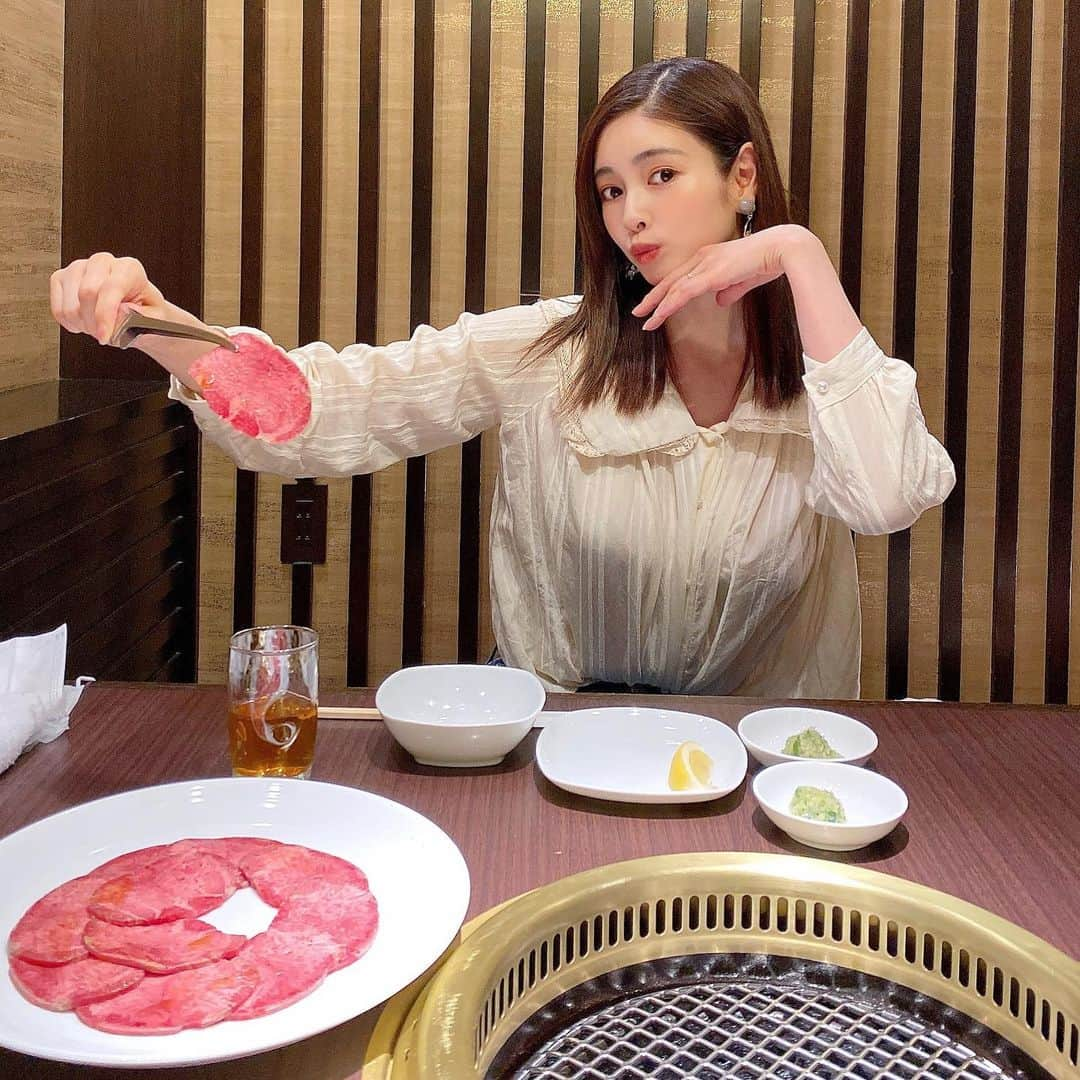 得あゆさんのインスタグラム写真 - (得あゆInstagram)「大好きな焼肉🥩  【天壇】にハマった。 "タレ"じゃなくて"出汁"に付けて食べる焼肉🥩😍 また行きたいなぁぁぁ  個室ランチで🤍 焼肉久しぶりで嬉しかったな😍  ・ ・ ・ ・ ・ ・ ・ ・ ・ ・ ・ ・ ・ ・ #焼肉#焼肉ランチ#大阪焼肉#大阪ランチ#大阪グルメ#大阪カフェ#個室#個室ランチ#個室焼肉#塩タン#京都ランチ#京都グルメ#天壇#ブラウス#食べるの大好き#グルメ#お肉#肉食女子#肉食#インスタ映え#デート#夫婦#家族ごはん#ヘルシー#産後ダイエット#子育てママ#ママコーデ#osakajapan#yakiniku#japanesefood」6月10日 21時11分 - tokuayu819