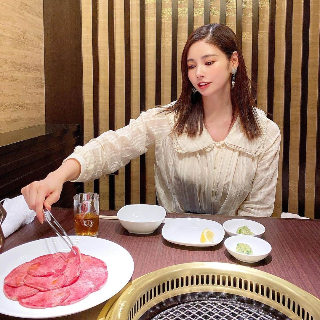 得あゆさんのインスタグラム写真 - (得あゆInstagram)「大好きな焼肉🥩  【天壇】にハマった。 "タレ"じゃなくて"出汁"に付けて食べる焼肉🥩😍 また行きたいなぁぁぁ  個室ランチで🤍 焼肉久しぶりで嬉しかったな😍  ・ ・ ・ ・ ・ ・ ・ ・ ・ ・ ・ ・ ・ ・ #焼肉#焼肉ランチ#大阪焼肉#大阪ランチ#大阪グルメ#大阪カフェ#個室#個室ランチ#個室焼肉#塩タン#京都ランチ#京都グルメ#天壇#ブラウス#食べるの大好き#グルメ#お肉#肉食女子#肉食#インスタ映え#デート#夫婦#家族ごはん#ヘルシー#産後ダイエット#子育てママ#ママコーデ#osakajapan#yakiniku#japanesefood」6月10日 21時11分 - tokuayu819