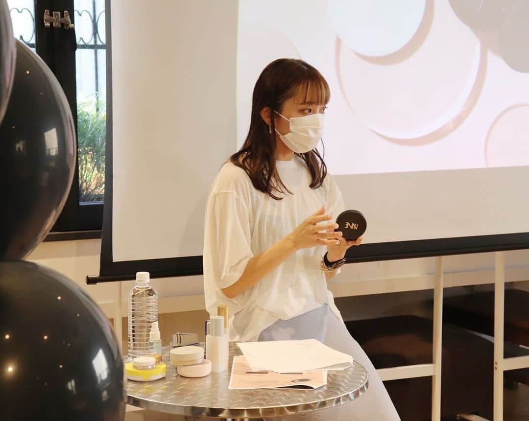 高橋有紀のインスタグラム：「昨日新ブランドnineの新作発表会で簡単なデモストと、久々に対面しての座談会でお話させて頂きました！初めてお会いするインフルエンサーの方々が自己紹介からキラキラしていて、美容のお話ができて嬉しかったです！ デモストではモデルさんの右半分だけファンデーションを塗らせてもらったのですが、モデルさんの肌に相性が良く綺麗な艶肌になりました！このファンデーションはくり出し式なので衛生的で、使い方通りにやるとリフトアップするような感じがするのと、コンシーラーいらずのカバー力でSPF50+PA++++なのが嬉しいです！基本は下地要らずのアイテムですが、肌が弱い方や艶が欲しい場合は下地やハイライターで艶をプラスするのも、おすすめです！  #ナインファンデ #9ファンデ #鉛筆削りファンデ #針ファンデーション #pr」
