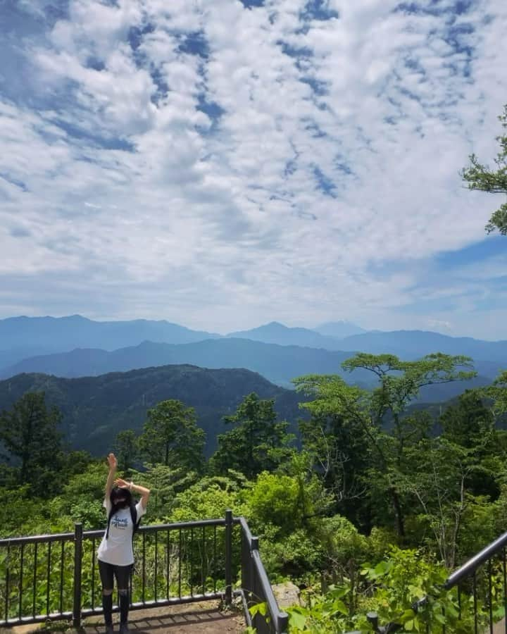 上原実矩のインスタグラム：「☀️🥾🐛🦋」