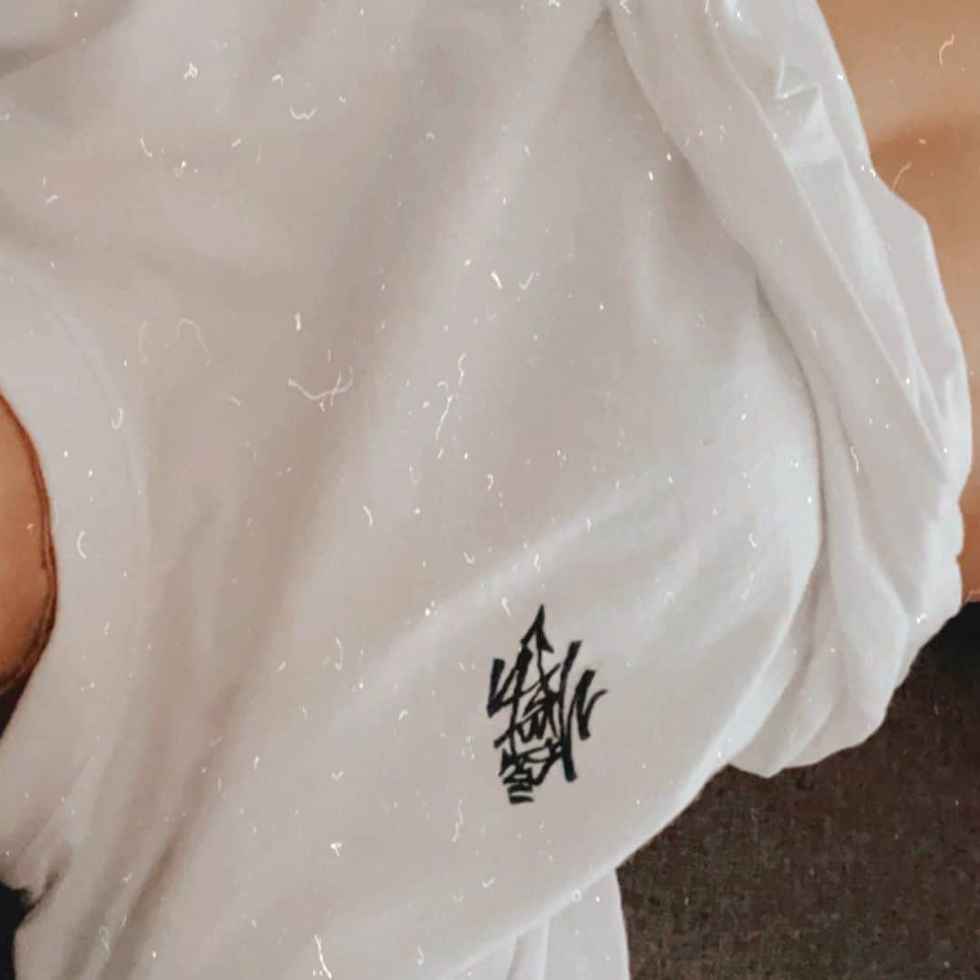 YUKINOのインスタグラム：「kinky🤍  #kinky #likeforlikealways  #likes4like  #tshirt」