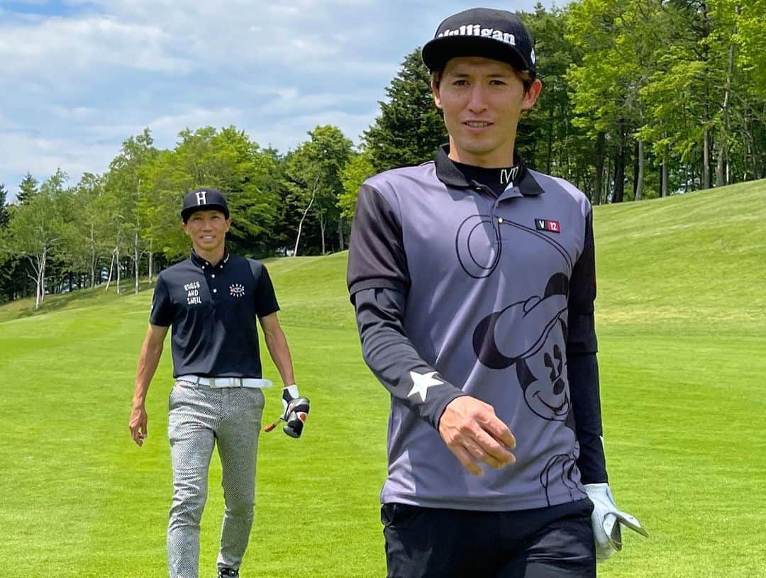 増嶋竜也さんのインスタグラム写真 - (増嶋竜也Instagram)「北海道で初のゴルフロケ⛳️ 「橋本マナミのリーダーズゴルフ」でした！！  マナミチーム 橋本マナミさんと井上信プロ  リーダーズチーム 波戸康広さんと増嶋のJリーグチームにお助けで山里愛プロ 　 初のゴルフロケだったのでかなり練習しましたが、20人ぐらいいる撮影スタッフを前に心臓が飛び出そうなぐらい緊張してボールをセットできないぐらい手が震えました🤣  でも、みんな優しくて楽しいロケになりました！！ どんな感じに放送されるかドキドキ  衣装は#v12golf  さんにお世話になりました 派手好きの僕にはピッタリ🙆🏻‍♂️ ありがとうございました！  放送は7月からです #橋本マナミのリーダーズゴルフ  #テレビ埼玉 #golfnetwork  #スカイa #v12golf」6月10日 22時09分 - masushima_tatsuya