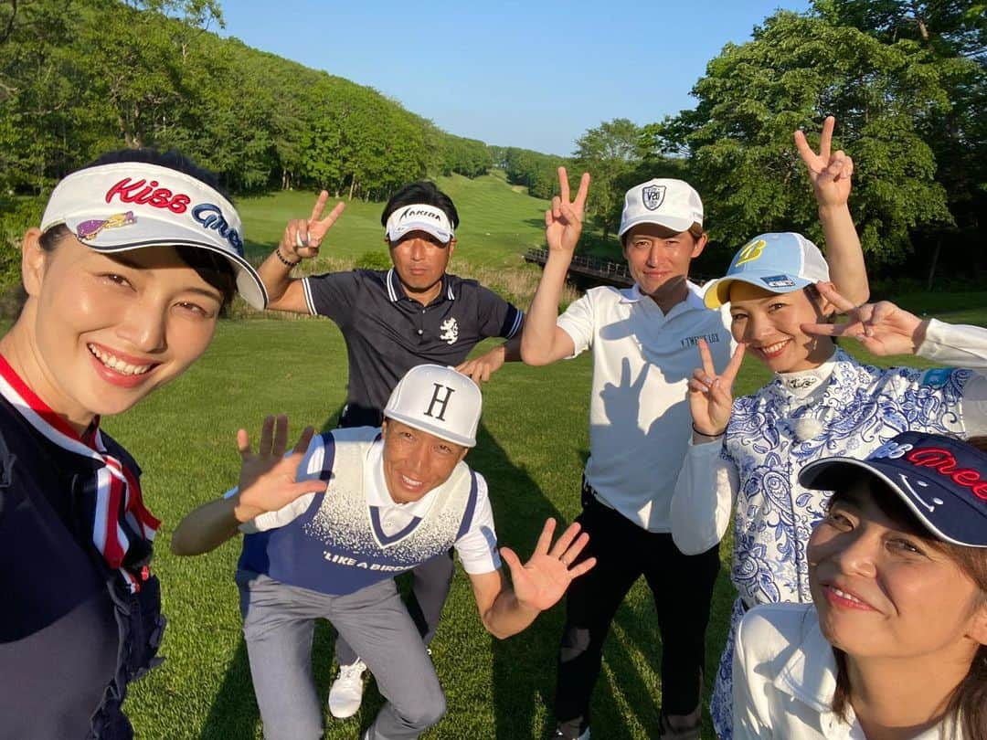 増嶋竜也さんのインスタグラム写真 - (増嶋竜也Instagram)「北海道で初のゴルフロケ⛳️ 「橋本マナミのリーダーズゴルフ」でした！！  マナミチーム 橋本マナミさんと井上信プロ  リーダーズチーム 波戸康広さんと増嶋のJリーグチームにお助けで山里愛プロ 　 初のゴルフロケだったのでかなり練習しましたが、20人ぐらいいる撮影スタッフを前に心臓が飛び出そうなぐらい緊張してボールをセットできないぐらい手が震えました🤣  でも、みんな優しくて楽しいロケになりました！！ どんな感じに放送されるかドキドキ  衣装は#v12golf  さんにお世話になりました 派手好きの僕にはピッタリ🙆🏻‍♂️ ありがとうございました！  放送は7月からです #橋本マナミのリーダーズゴルフ  #テレビ埼玉 #golfnetwork  #スカイa #v12golf」6月10日 22時09分 - masushima_tatsuya