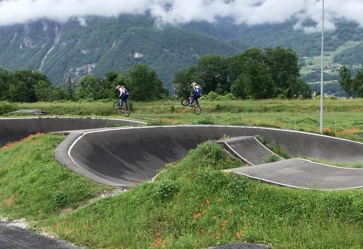 畠山紗英のインスタグラム：「Casual train with @zoeclaessenss over the pro set🚂🔥  #bmx #bmxracing #sendit #girlpower」