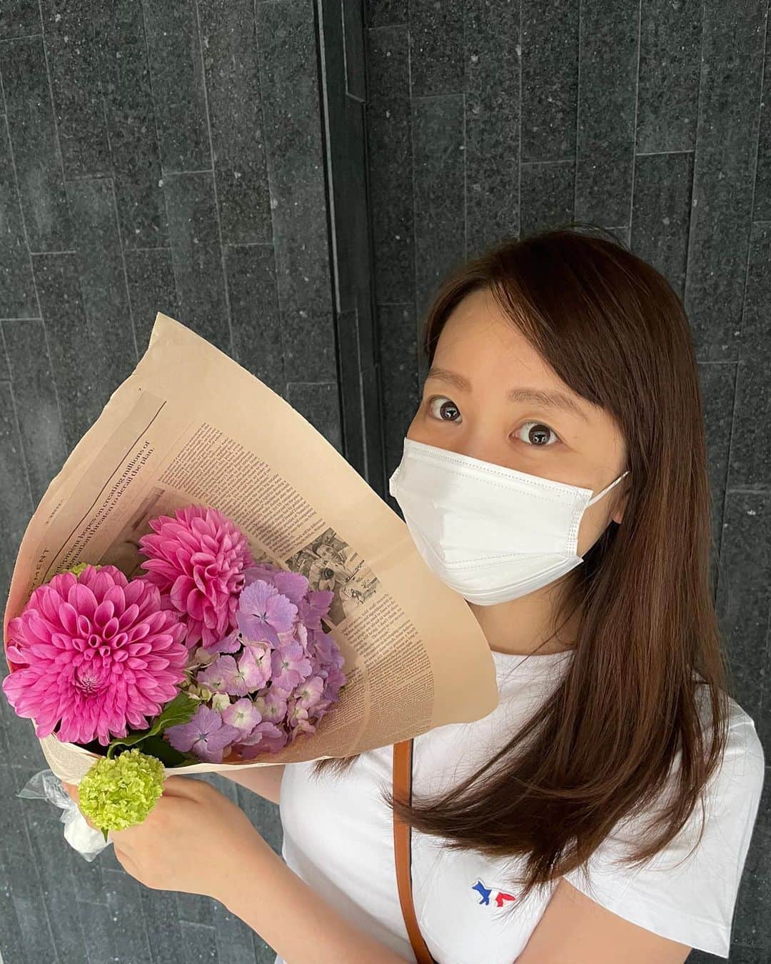 須黒清華のインスタグラム：「写真を撮りました📸 結局スッピンです笑 この時ばかりはマスクに感謝😅 . お家時間が長いので、毎週お花💐を飾ることにしました✨ 大好きなダリアと紫陽花の組み合わせは最高に可愛い‼︎❤️ しかし… 紫陽花ちゃん、あっという間に萎れてしまったのです😭 教えてもらった通りに水切りもしたんだけどなぁ… うちの悪いものを吸ってくれたのかな💦 #マスク #育休中 #花のある暮らし #ダリア #紫陽花 #あじさい #スッピン」