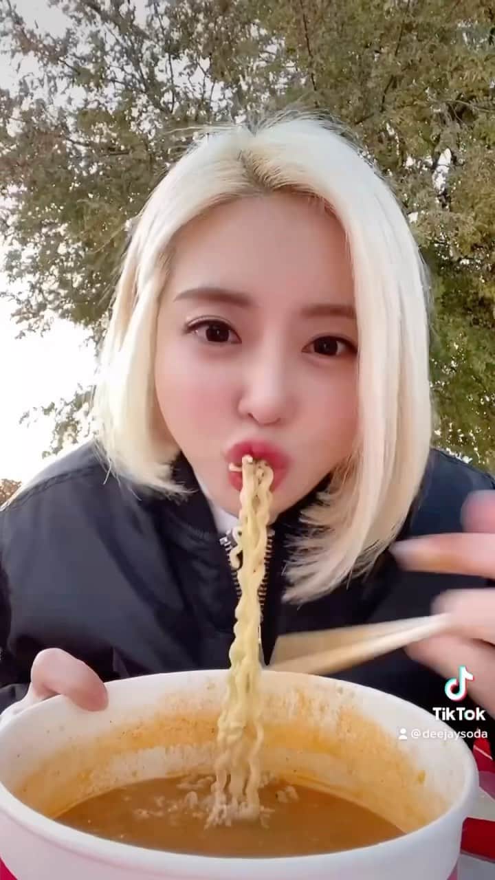 Dj Sodaのインスタグラム：「라면 먹고 갈래?🍜❤️」