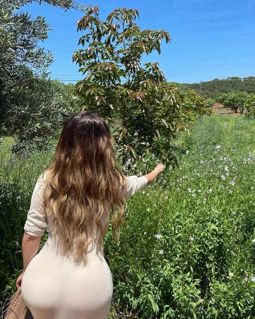 デミ・ローズさんのインスタグラム写真 - (デミ・ローズInstagram)「The earth is what we all have in common 🍃 @prettylittlething  ad」6月10日 22時36分 - demirose