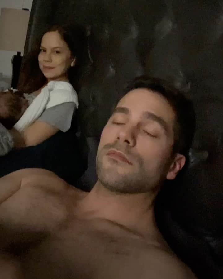 のインスタグラム：「So this is us at 3:52am for Wilder’s middle of the night feeding. It’s been a journey getting him to latch correctly because of his tongue tie (and we’re still working on it), but we know we’re not the only ones. Cluster is a new, real-time, judgment-free feeding and nutrition platform from @byheart with advice and guidance from experts and other parents. Let’s all support each other in this parenting journey. Tag a friend who could benefit from Cluster below, and @byheart will donate $1 to @blackmamasmatter for every friend tagged. #feedingislove #byheartpartner」