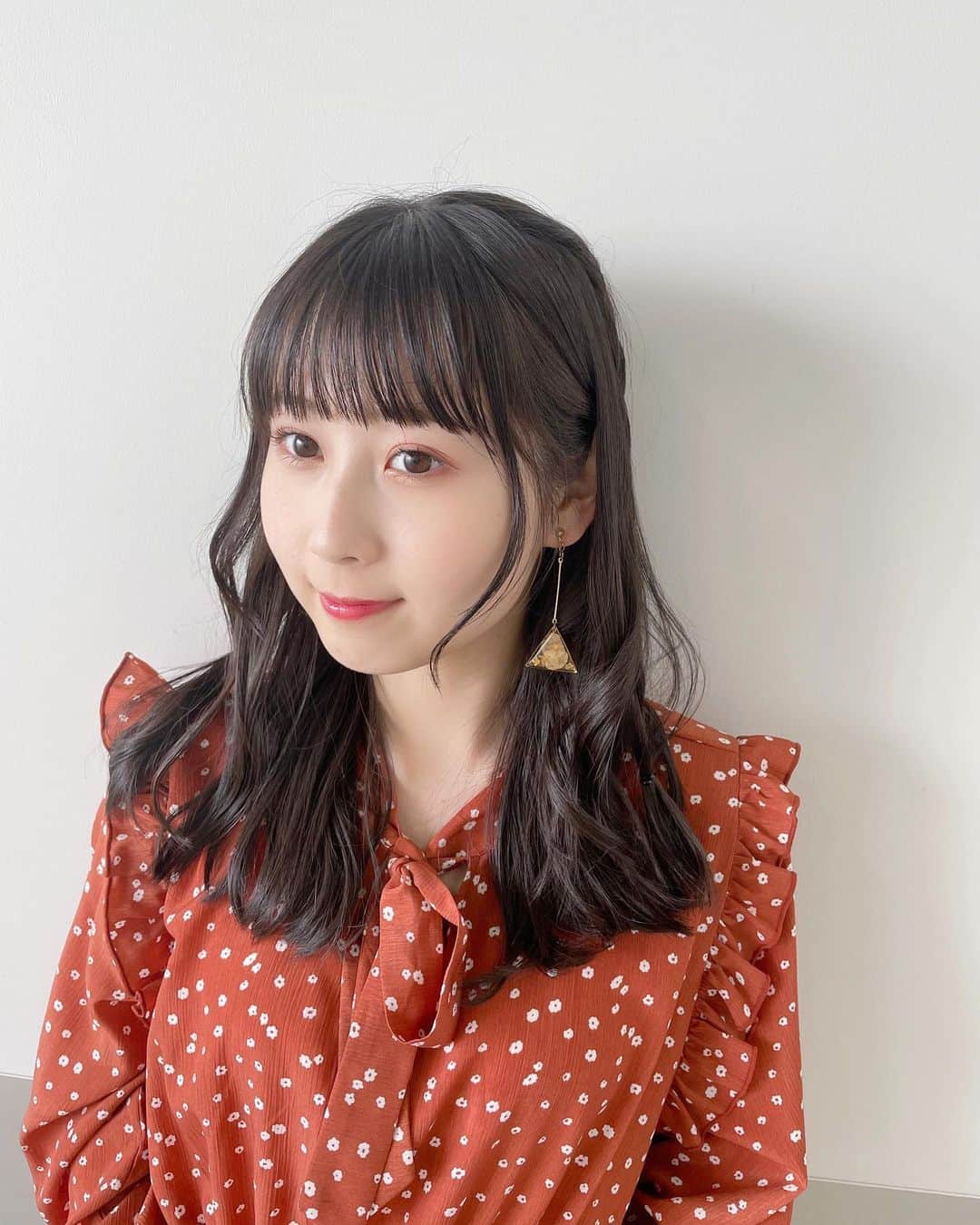井上瑠夏のインスタグラム：「⋆⸜ ⚘ ⸝⋆﻿ ﻿ 大人っぽくてかわいいイヤリングと、☺︎ ﻿ #retrogirl で一目惚れしたワンピース🌼♡﻿ ﻿ ﻿ おやすみなさい。」