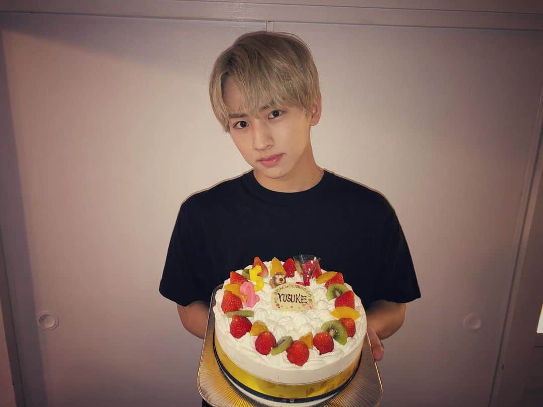 佐藤友祐 さんのインスタグラム写真 - (佐藤友祐 Instagram)「6月11日25歳になりました☺︎  自分でも本当にビックリ、、  そんな誕生日前日は、 MVの撮影で皆さんに お祝いしてもらいました。  本当にありがとうございます 🙏✨✨  俺の誕生日付近いっつも MV撮影だ！！恵まれっ  いつも応援してくれている 皆さんからの手紙やプレゼントもたくさん届いています！  本当に感謝、、、  25歳、、 アラサー？です。笑笑  来年の6月11日に この1年が最高だったなと 思える1年にしたいです‼️  メンバもいつもアリガト。  頑張るぞ。  明日はFC限定で バースデー配信があるので 観てね😊✨  #ジェシーと同じ誕生日 #嬉し #24時間お疲れ佐藤 #そんな0時はメンバーが #一緒にいてくれてます #眠いのにありがとう」6月10日 23時59分 - yusuke_lol