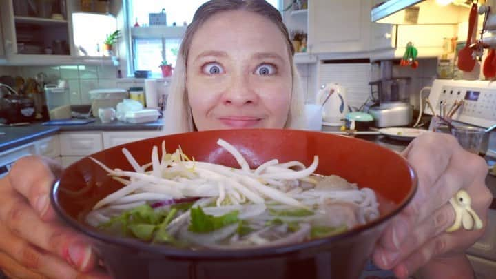 サイモンとマルティナのインスタグラム：「New video up on EYK YouTube 🚨 Are you pho-king ready for this video? 🍲 Since Toronto is still under lockdown, I’m ordering delivery from Pho Com 99, my favourite Pho spot since I was in high school. It comes completely disassembled, so it’s perfect for showing all the toppings and explaining how to put it together. If you’re looking for my personal account it’s @king.kogi and I’m posting there regularly now.」