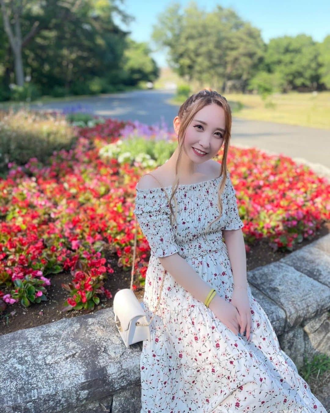 愛原れののインスタグラム：「ピクニック日和だった🐰🍙💕 暑かったけどお花がキレイで空気も美味くて癒されたヨ🧚‍♂️💖 ＊ ＊ ＊ #茨城 #国営ひたち海浜公園 #ポートレート #ピクニック #手作り弁当 #ドライブ🚙 #最高の休日」