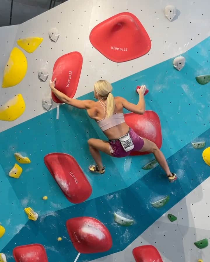 シエラ・ブレア・コイルのインスタグラム：「Wings out 👼  @rock.solid.climbing」
