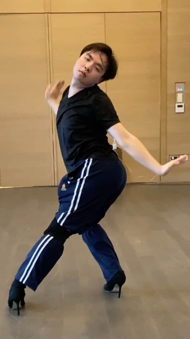 イーライ・リエブのインスタグラム：「Remember last year when I asked you all for footage of you dancing?? Well here is the fan submission version of Boys Who Like Boys!! There was so much footage that I had to make this second music video! I am obsessed with all of you!! Please identify yourself in the comments if you see yourself in the video!!!」