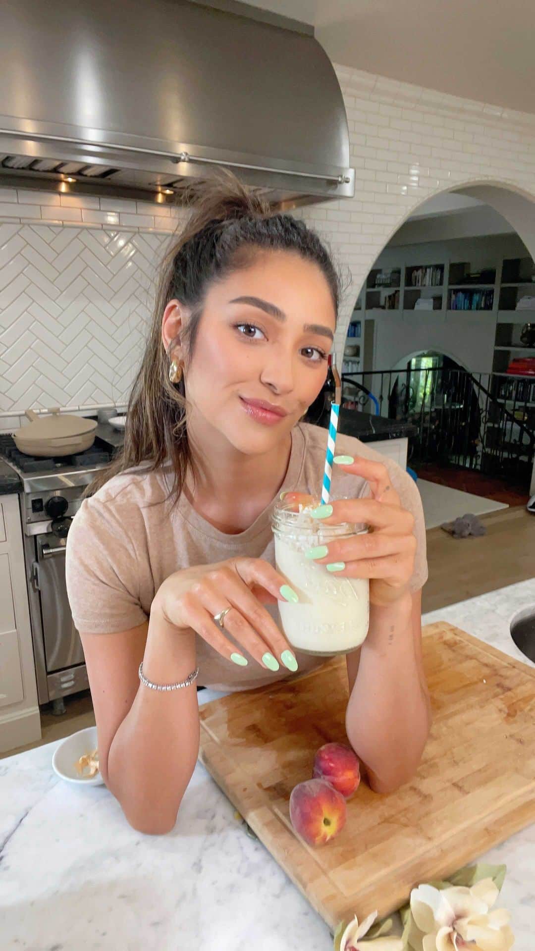 シェイ・ミッチェルのインスタグラム：「…On today’s episode of Shay’s Kitchen you can learn the how to’s (and let’s be honest - the how not to’s) of how to make a delicious peach milkshake, inspired by the fragrance notes in the new  @cacharelparfums fragrance #yesiamglorious #cacharel #ad」
