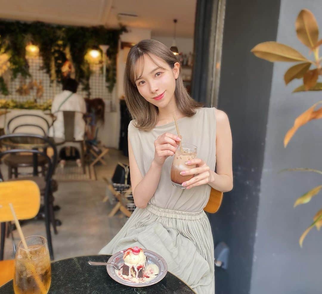 黒澤詩音のインスタグラム：「⁂  寝起きカフェ☕️。  #カフェ #カフェ巡り #テラス #terrace #cafe #café #ケーキ #カフェスタグラム #かふぇすたぐらむ #アナウンサー」