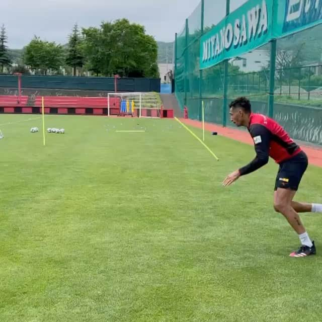 ジェイ・ボスロイドのインスタグラム：「Hard training today, especially in this heat (33 degrees) 🥵🥵☀️☀️ I’m feeling good and sharp abs most of all READY 👌🏽😁  #consadole#team#together#win#belief#determination#striveforgreatness#blessed#hardwork#dedication#soccer#football#training#japan#jleague#adidas#adidastokyo」