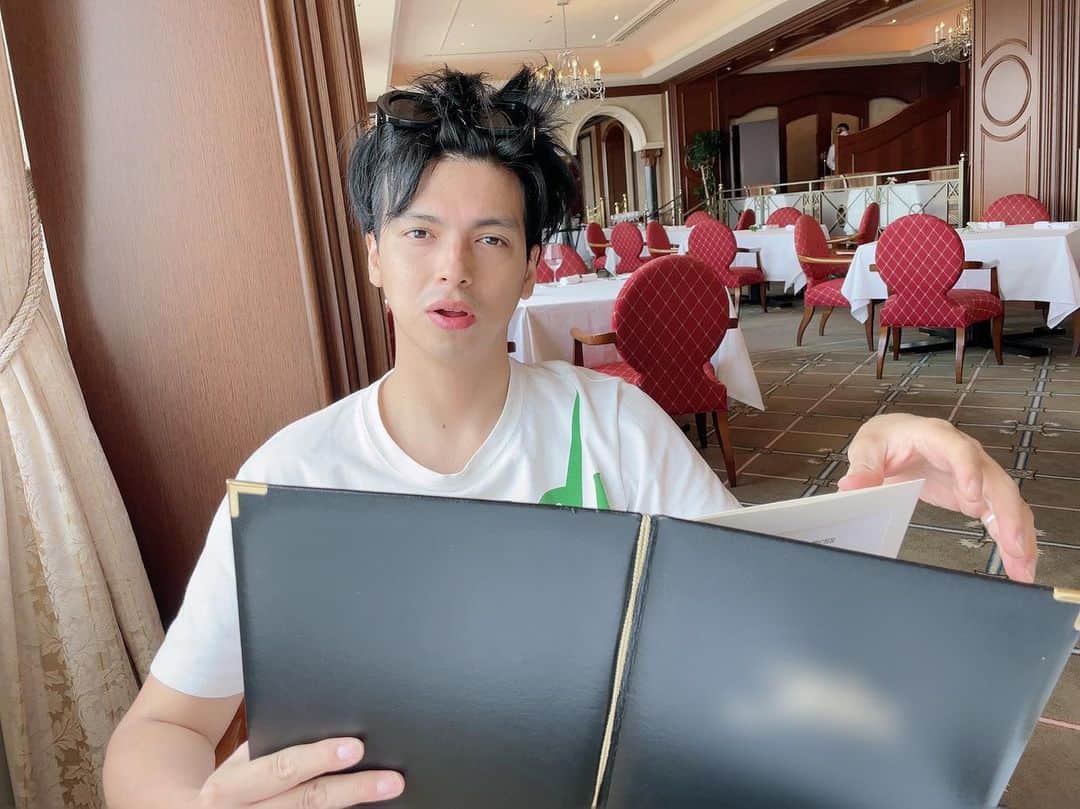 アレクサンダーのインスタグラム：「フランス🇫🇷宮殿でランチ  #ソーシャルディスタンス」