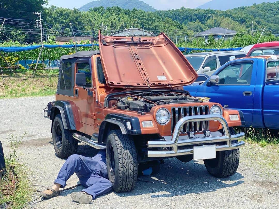 淳士のインスタグラム：「安心してください！﻿ 事故現場ではありませんよ😃﻿ ﻿ ﻿ 昨日、京都に向かう前にオイル交換を✨﻿ ﻿ ﻿ ここんとこいっぱい地方行ってるからね〜﻿ ﻿ ﻿ いや〜、車移動ちょう楽しい( ´ ∀ ` )❤️﻿ ﻿ ﻿ #jeep﻿ #ラングラー﻿ #自走﻿ ﻿」