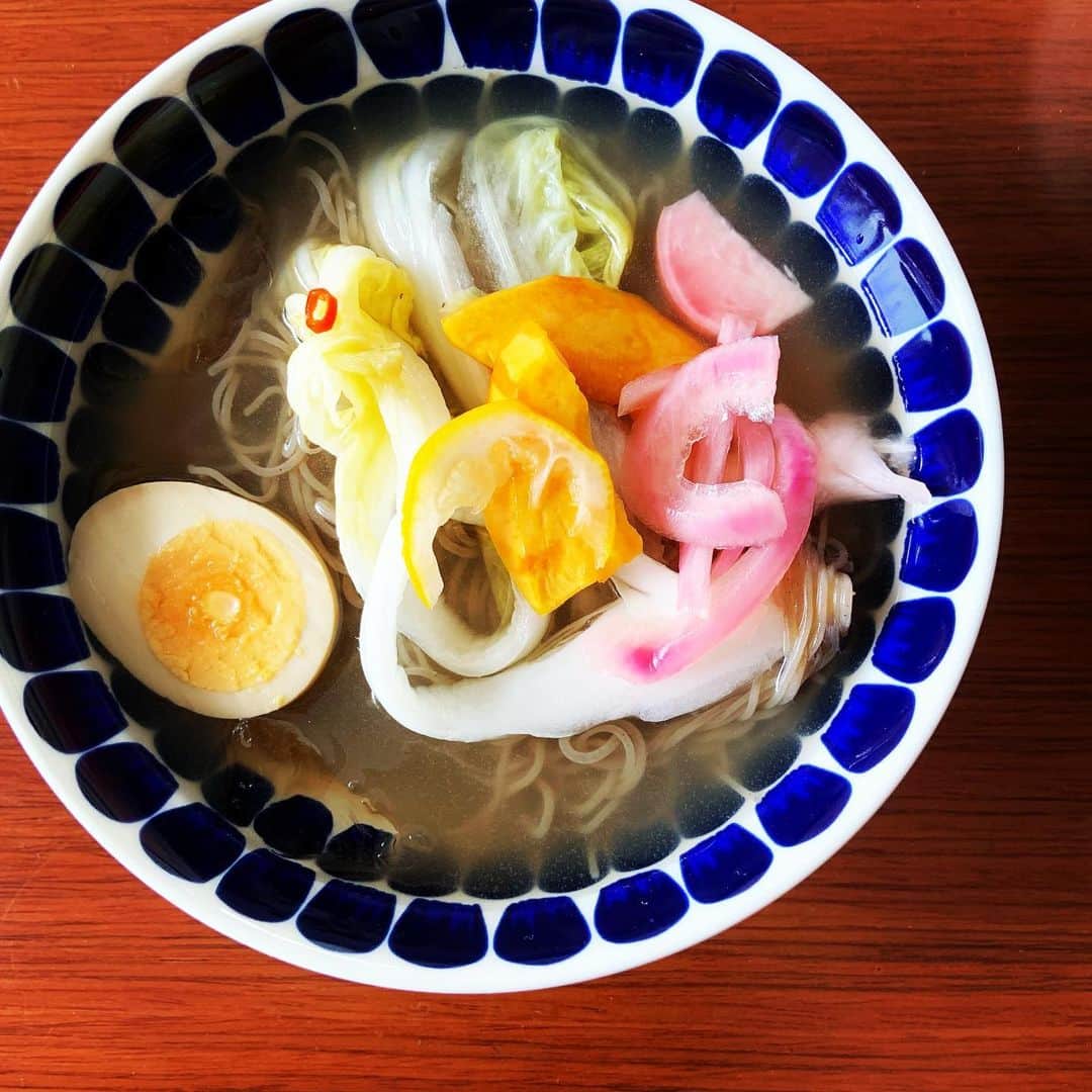 志摩有子さんのインスタグラム写真 - (志摩有子Instagram)「先日もらった仙姫ちゃん　@spikeyoshiko のキムチがあまりにも美味しすぎて、キムチ作りを教えてもらうことに。 まずはお手製の水キムチやキムチ、冷麺で腹ごしらえ。野菜たっぷりのヘルシーランチ。  #水キムチ #キムチ #冷麺 #韓国料理」6月11日 13時46分 - ariko418