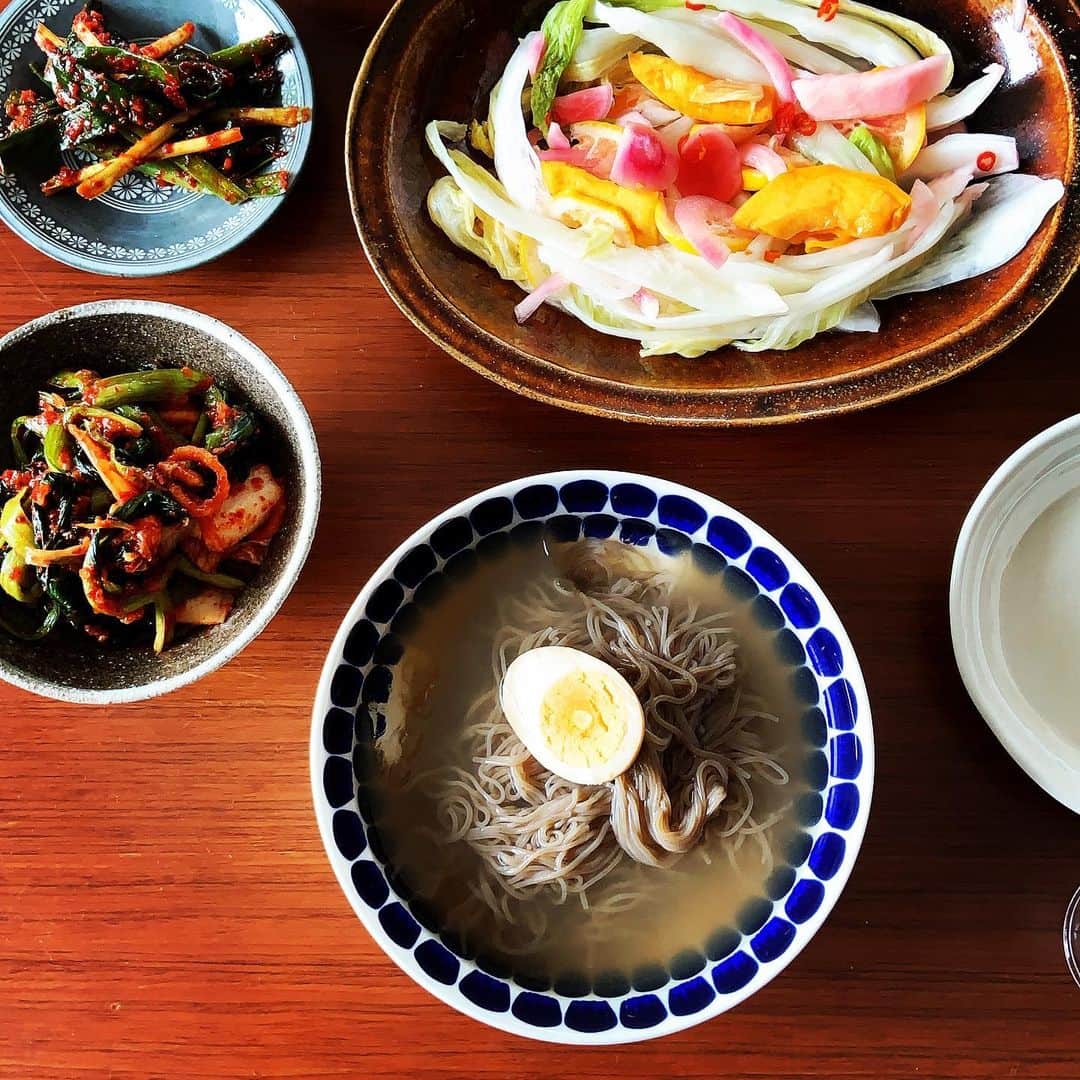 志摩有子さんのインスタグラム写真 - (志摩有子Instagram)「先日もらった仙姫ちゃん　@spikeyoshiko のキムチがあまりにも美味しすぎて、キムチ作りを教えてもらうことに。 まずはお手製の水キムチやキムチ、冷麺で腹ごしらえ。野菜たっぷりのヘルシーランチ。  #水キムチ #キムチ #冷麺 #韓国料理」6月11日 13時46分 - ariko418