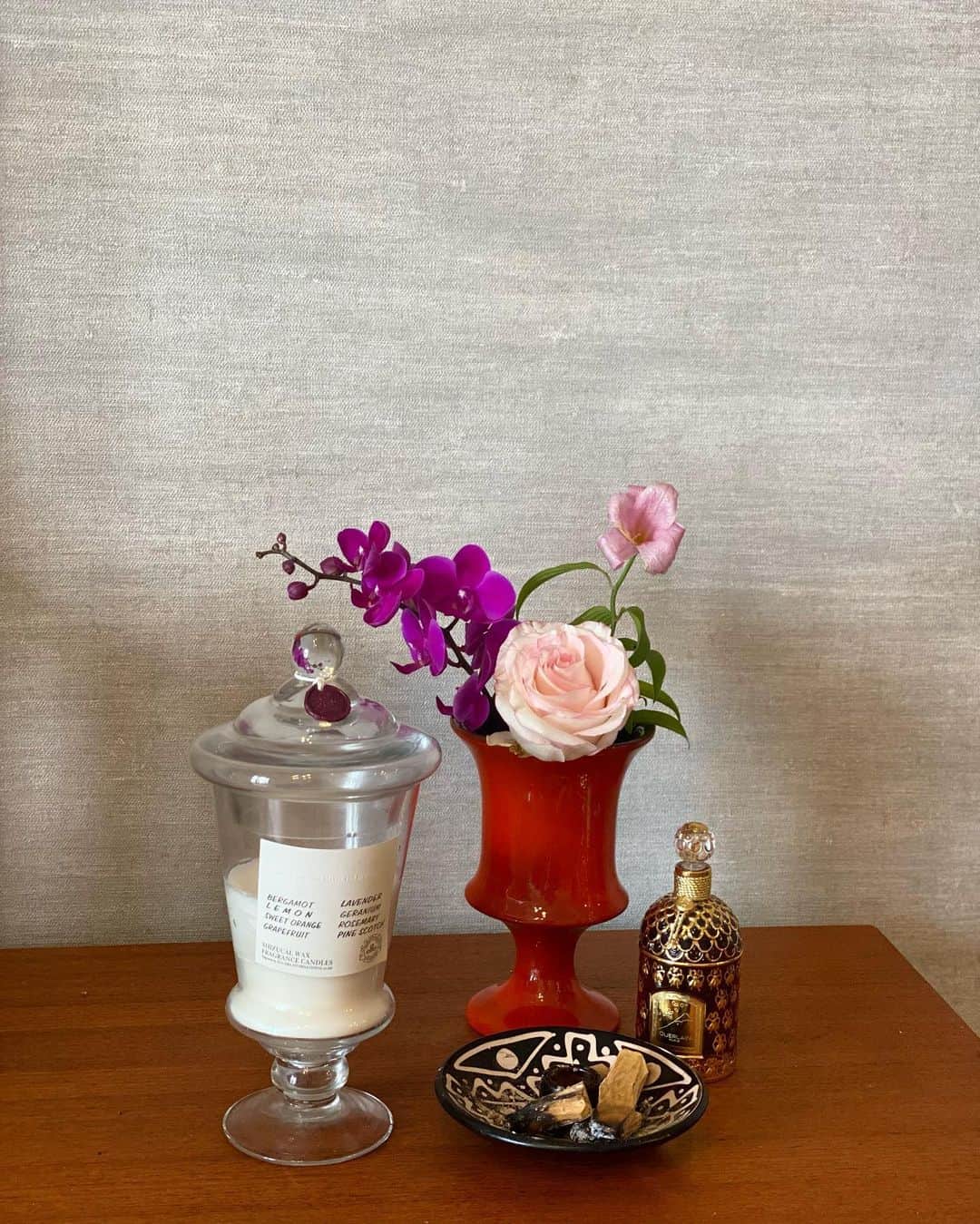 佐藤晴美さんのインスタグラム写真 - (佐藤晴美Instagram)「お誕生日にいただいた沢山のお花でお部屋に幸せが溢れています。  このオレンジの花瓶にはぴんくのお花を集めました🌸  プレゼントでいただいたキャンドルも 可愛いくてきゅん🤍」6月11日 14時31分 - sato_harumi__official