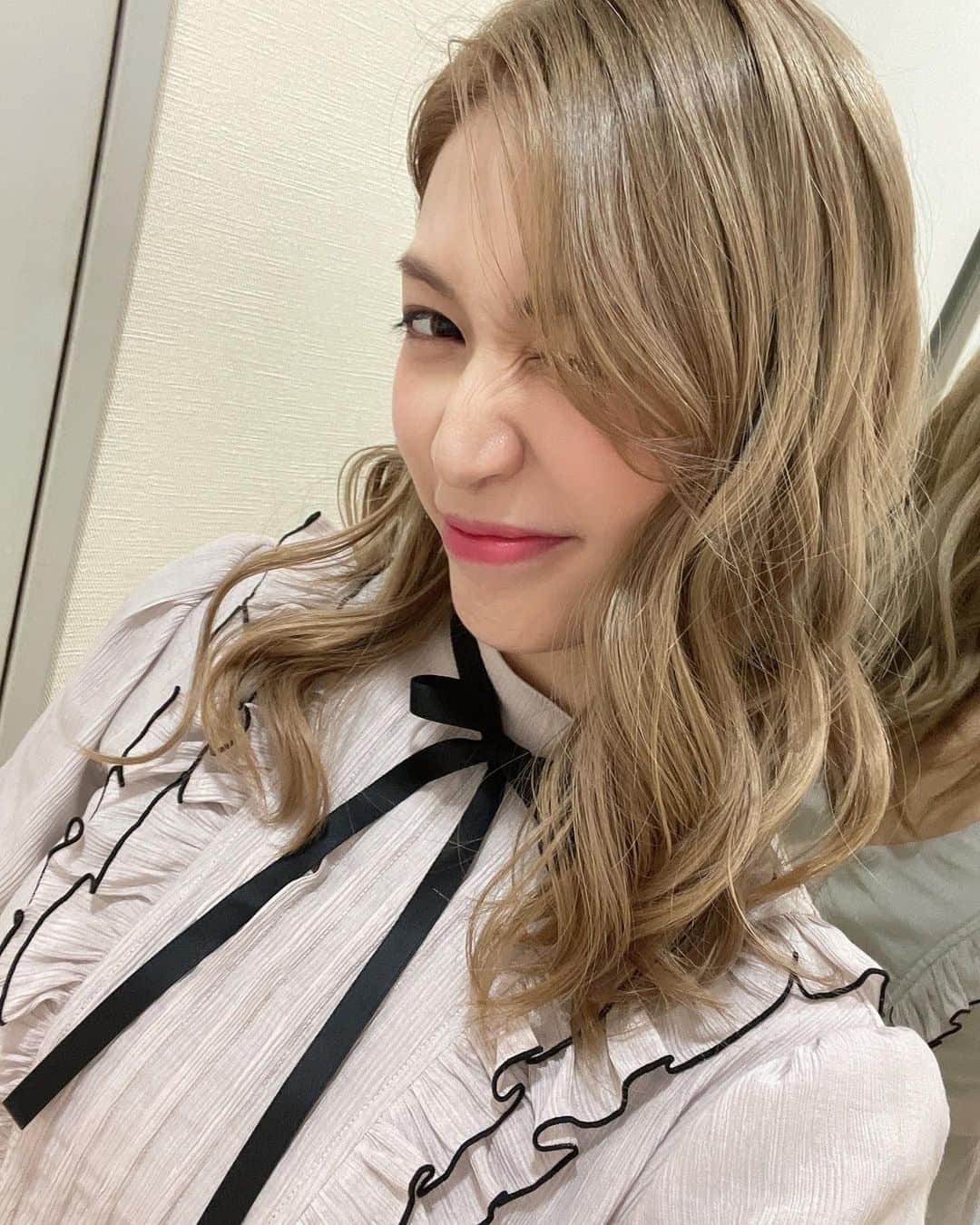 大島麻衣さんのインスタグラム写真 - (大島麻衣Instagram)「My hair color♡ 髪色褒められること多くて嬉しい😉 特にladies💜 念願の #アッシュベージュ 🥰 #애쉬베이지 韓国でも今年人気の色です♡ ハイトーンなのに上品さもあってすっごく綺麗でお気に入りすぎる🥺 @rollen_ike 感謝感謝😁👏 #염색 #헤어컬러 #헤어스타일 #여신머리」6月11日 14時23分 - maioshima911