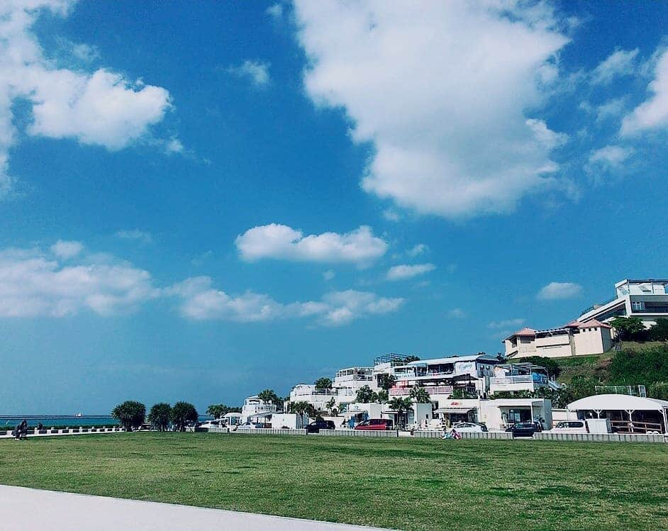 Tazumiさんのインスタグラム写真 - (TazumiInstagram)「ウミカジテラステラスを背景に🌊🥳  白い建物に、たくさんの飲食店と沖縄ならではの雑貨屋さんがたくさん詰まってます🙌✨  個人的に、オシャレな志賀島って呼んでます😂✨  この、瀬長島に渡るまでの橋の上で、運が良かったら飛行機が凄い近い距離で真上を通るから毎回ワクワク🥰🛬  一昨日、土砂降りでツーリング出来なかったから次はバイクで来てみようかな🤔✨🏍  .* *. *. .* *. #photo #photolate #instagood #model #japan #okinawa #ウミカジテラス #瀬長島 #豊見城 #モデル #沖縄 #沖縄カフェ #沖縄グルメ #沖縄観光 #沖縄旅行 #沖縄モデル #沖縄生活」6月11日 6時18分 - tazumi_0225