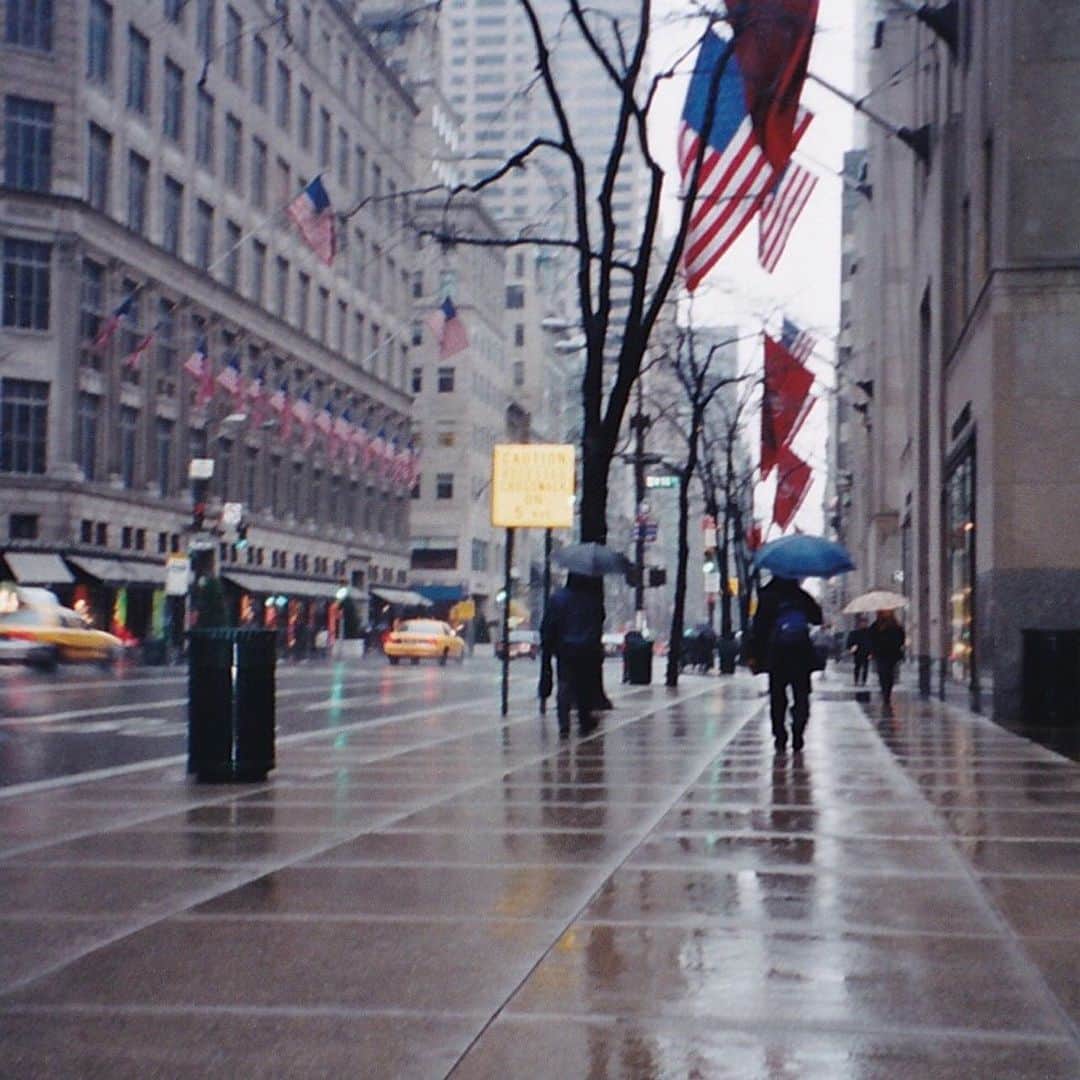 フジテレビアナウンサーさんのインスタグラム写真 - (フジテレビアナウンサーInstagram)「. 今日は傘の日。  ニューヨーカーは傘をささない！とひとりカッコつけてビショビショに。 マンハッタンで傘屋を探し回ったのもいい思い出です笑  #ニューヨーカー傘さしてるし #20年前 #親友と3人で卒業旅行 #量り売りなのに取り放題だと勘違いし欲張ったら40ドルだったデリの夕飯 #フジテレビアナウンサー #渡辺和洋 #今日は何の日 #傘の日」6月11日 7時03分 - fujitv_announcer