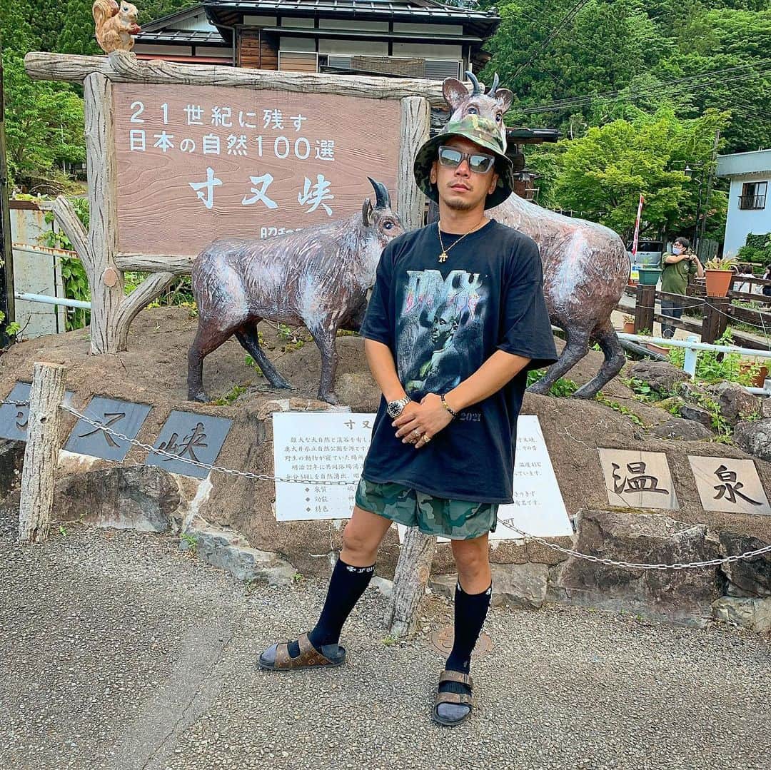 のインスタグラム：「迷彩って定番でかっこいいよね🌳 男臭いし😏 DMXのtee カッコ良すぎ✌️ 欲しい人は是非↓   @nobdesu 👈  #イルマニア#mcma#dmx#rip#ripdmx #寸又峡#chromehearts #louisvuitton #迷彩コーデ」