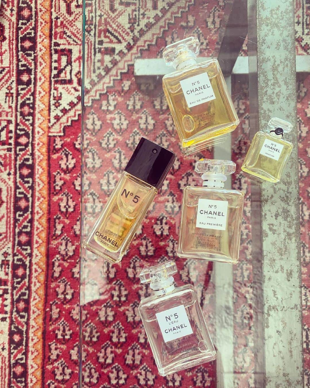 白澤貴子のインスタグラム：「I keep changing flexibly to stay myself like CHANEL N°5 bottle.  美術品のような豪華な香水瓶が主流だった100年前、主役である中身に注目してもらおうと直線的なカットを施し、極力シンプルに徹した革新的なデザインで発表された、世界で一番有名な香水、シャネルのN°5 。  謂れや歴史を仕事の流れで聞かせていただいた今週、このボトルが時代の流れに合わせ、わずかに変化し続けているということを初めて知った。(2枚目はCHANELより公式にお借りしました)  その説明で出てきたこの言葉。  「変わらないために変わり続ける形」  私の人生における大切なキーワードのひとつでもあるこの言葉を改めてふと考える。  変わらないために変われることはなんだろう。 変わる機会に変わらないでいられる芯はなんだろう。  自分のためにも。地球のためにも。  #chanelfragrance」