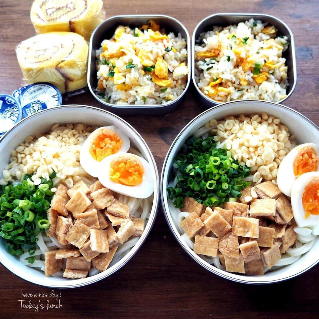 marimo まりものインスタグラム：「6.11(金)﻿ ﻿ ﻿ おはようございます☺︎︎﻿ 今日はきつねたぬきうどん？弁当です‪。﻿ ﻿ ﻿ きつねたぬきうどん﻿ 炒飯﻿ ロールケーキ﻿ ﻿ ﻿ プチっとなタレをつけたけど﻿ 一応小さい容器に麺つゆも持たせました。﻿ お揚げに味がついてるから﻿ プチッとで足りそうな気もするけど、﻿ そこら辺は各自で調合してね、と伝えました‪w。﻿ お揚げは市販のおいなりさんの皮を﻿ 適当に刻んでみたやつです😂﻿ 混ぜやすいかなーと。﻿ ﻿ ﻿ ラニーニャ現象を﻿ ラニャーニャ現象と言って﻿ 次男に突っ込まれた昨夜。﻿ 「まじでオレで良かったな！」﻿ と散々言われて悔しかったので﻿ 意地でもラニャーニャと言い続ける😂﻿ もうエルニーニョも﻿ エルニーニャでいいよね？😂﻿ ﻿ ﻿ さて、金曜日！﻿ 今日も暑そうですが﻿ 頑張って行きましょう！﻿ ﻿ ﻿ ﻿ #instafood #お弁当作り #お弁当 #おひるごはん #おうちごはん #オベンタグラム #bentobox #ランチボックス #お弁当作り楽しもう部 #yummy #弁当 #旦那弁当 #macaroni #お弁当のおかず #foodie #フーディーテーブル#おべんとう #男子弁当#手作り弁当 #息子弁当 #今日のお弁当 #お弁当記録 #麺弁当#暑い日のお弁当#冷やしうどん弁当#きつねたぬきうどん#ぶっかけうどん弁当﻿ ﻿ ﻿」