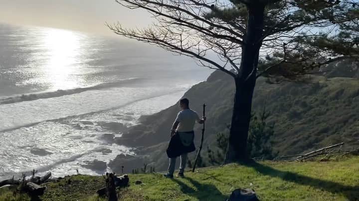 アレクシス・サンチェスのインスタグラム：「Cuando LAS HOJAS caen  Del árbol , YA NO PUEDEN VOLVER A ÉL , LO MISMO pasa con la vida Cada día que se va no se recupera . ASÍ QUE sonríe  Besa , Ama y déjate querer 🙏🏽 ... @atomhumberoficia1 🤍」