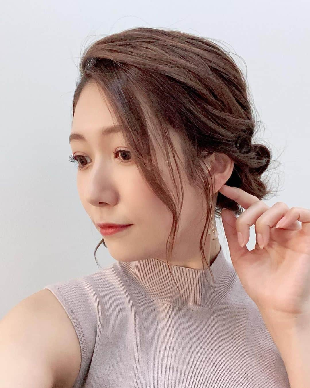 穂川果音さんのインスタグラム写真 - (穂川果音Instagram)「hair style  アップスタイル♪ メイクさんがギブソンタック？って言ってたんだけど、後ろを写せず💦  earrings→ @la_mimosa_accessori  #hairstyle #hairarrange #アップヘア　#アベプラ　#abematv #シニョン　#イヤリング　#earrings   #穂川果音  #気象予報士　#下めアップ  #綺麗めアレンジ 　#まとめ髪 #ギブソンタック」6月11日 9時18分 - hokawakanonn