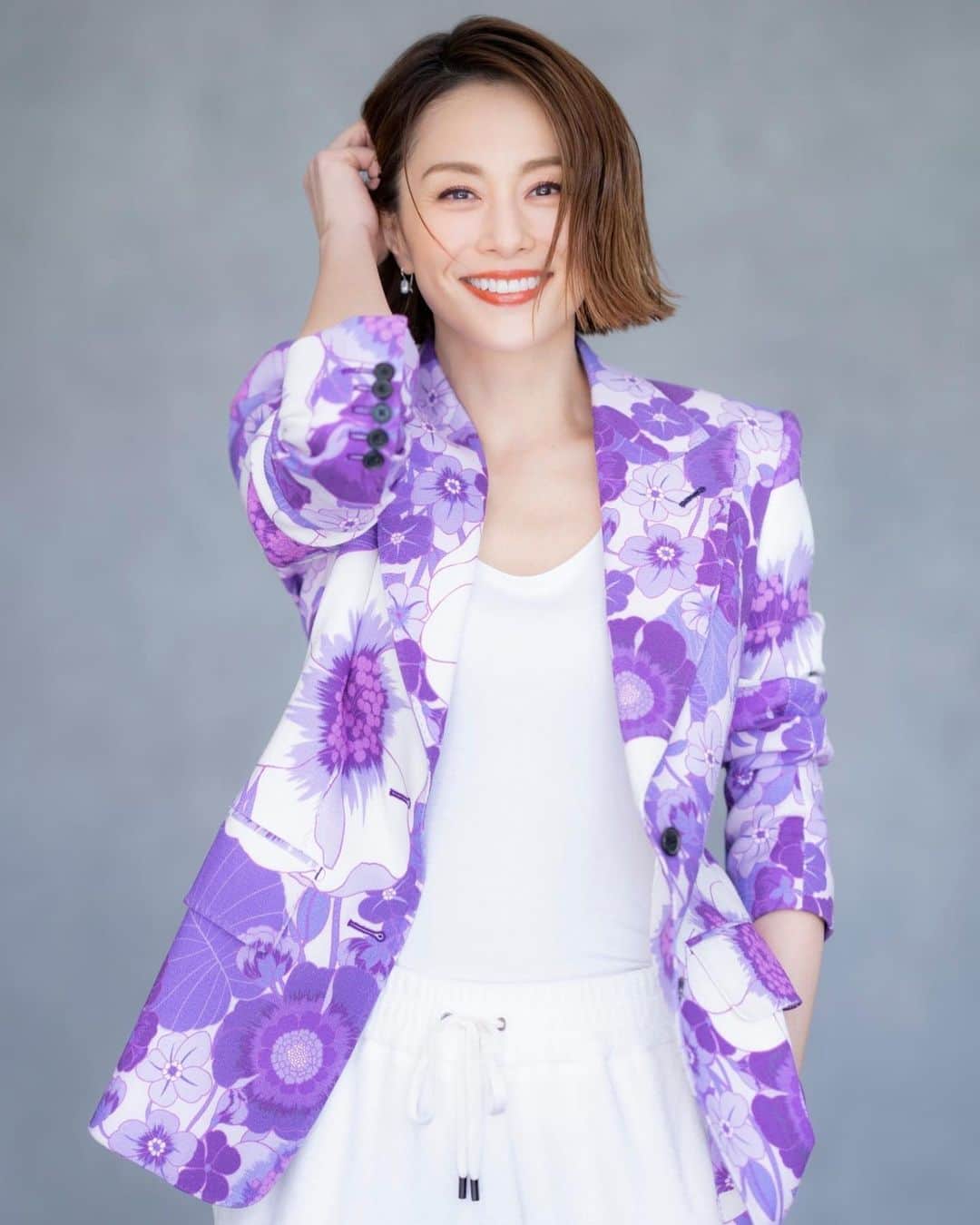 米倉涼子さんのインスタグラム写真 - (米倉涼子Instagram)「皆さんおはようございます！﻿ 今日発売の﻿ 『美的GRAND 夏号 』お世話になりました！﻿ 近況や想いなど沢山語ってます！﻿ 是非見て頂けると嬉しいです！！﻿ ゴージャスなお洋服とjewelryだったなぁ🤤✨﻿ 最後の一枚はアザーカットですっ ﻿ I’m on”BITEKI GEAND” Summer issue .﻿ Please check it out if you are interested 🤗﻿  @kazutakanakamura_photo  @okuhara_seiichi  #えなみまりこ」6月11日 10時10分 - ryoko_yonekura_0801