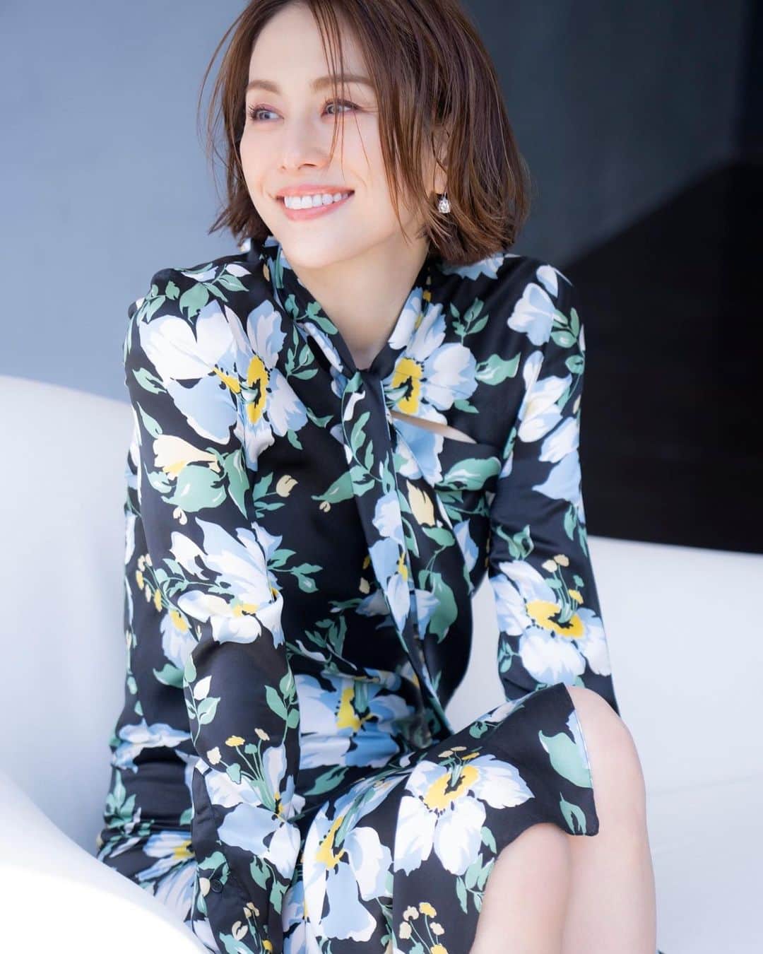 米倉涼子のインスタグラム：「皆さんおはようございます！﻿ 今日発売の﻿ 『美的GRAND 夏号 』お世話になりました！﻿ 近況や想いなど沢山語ってます！﻿ 是非見て頂けると嬉しいです！！﻿ ゴージャスなお洋服とjewelryだったなぁ🤤✨﻿ 最後の一枚はアザーカットですっ ﻿ I’m on”BITEKI GEAND” Summer issue .﻿ Please check it out if you are interested 🤗﻿  @kazutakanakamura_photo  @okuhara_seiichi  #えなみまりこ」