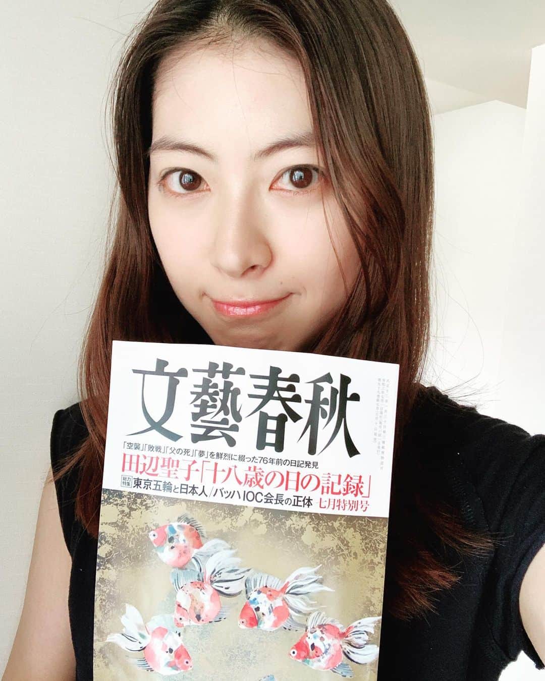 瀧本美織のインスタグラム：「✏️ おはようございます☀ 10日発売の「文藝春秋」巻頭随筆にて、エッセイを書かせていただきました！ タイトルは「私の怒り」。 テーマは自由に、今頭の中を占めていること。今お稽古中の舞台「森 フォレ」で演じるルーと絡め、私の家族のこと、自分が感じていること、文章にまとめてみたので、ぜひ読んでみてください！ 暑い日が続きますが、皆さまお身体ご自愛くださいね🤍   #文藝春秋  #巻頭随筆  #エッセイ  #私の怒り」