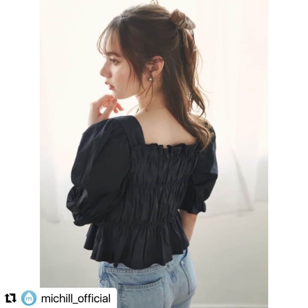 GRLさんのインスタグラム写真 - (GRLInstagram)「#Repost @michill_official with @make_repost ・・・ 【全身GRL】カジュアルモテコーデに使える♡上品＆フェミニンなブラックトップス  シャーリングデザイン＆ふんわりとした袖が大人可愛いGRL「スクエアネックシャーリングショートトップス」は、ブラックを指名で上品な印象に。  「ベーシックテーパードデニムパンツ」をあわせれば、カジュアルモテコーデの完成です♪ . ※イラスト内の商品価格は筆者調査時の価格です。 . #drawing #fashionillustration #outfit #ootd #outfitoftheday #todaysoutfit #fashionista #イラスト #イラストレーター #イラストグラム #プチプラコーデ #ママコーデ #ファッションイラスト #ファッションコーデ #ファッションスナップ #ファッション部 #ファッションイラストレーター #今日のコーディネート #お洒落さんと繋がりたい #お洒落好きな人と繋がりたい #楽チンコーデ #キレイめコーデ #今日のコーデ #通販 #通販サイト #grl #グレイル #プチプラ #ファストファッション」6月11日 10時37分 - grl_official