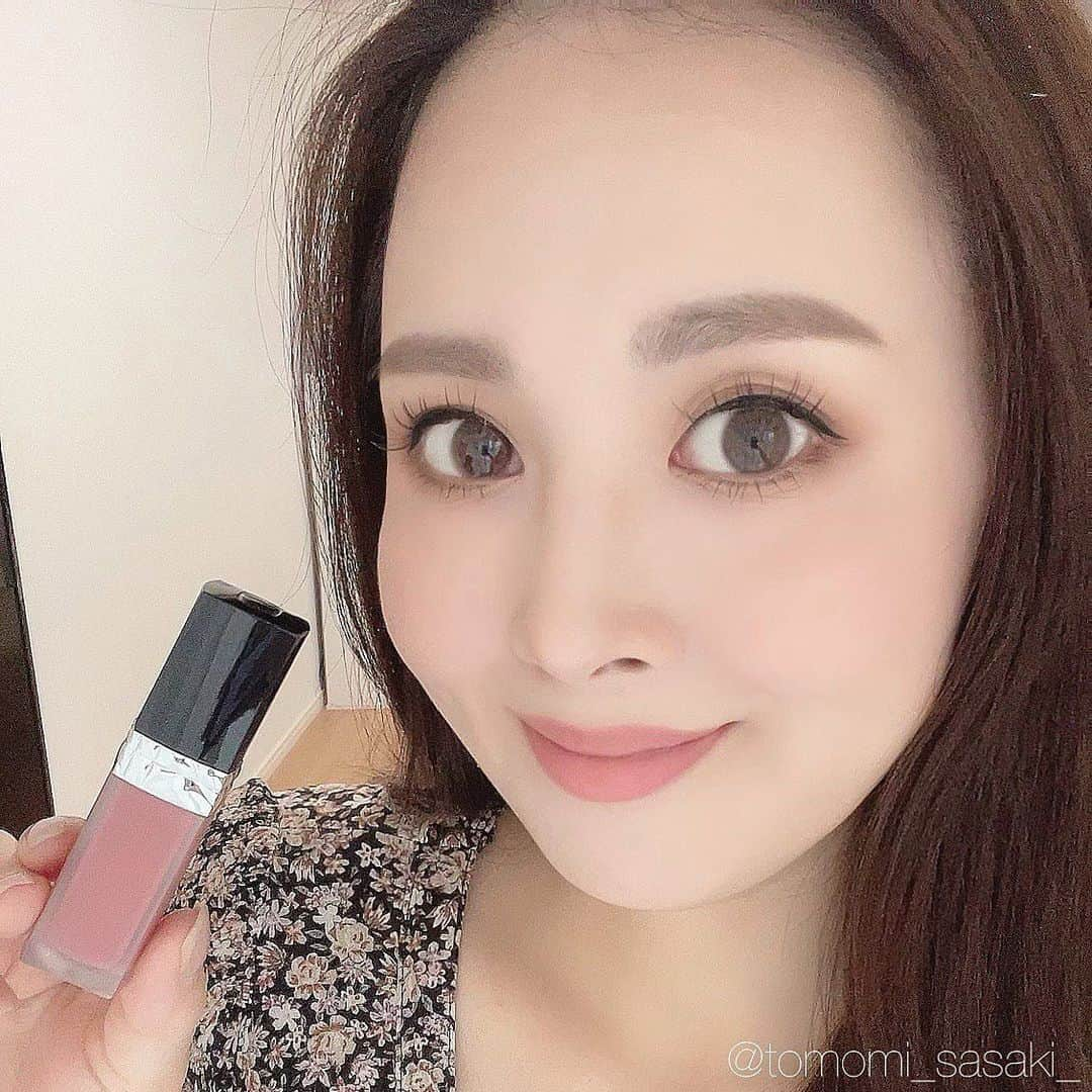 ささき ともみさんのインスタグラム写真 - (ささき ともみInstagram)「・ 最近買って良かったもの💄✨ ・ #Dior #フォーエヴァーリキッド (100 / フォーエヴァーヌード) ・ 普段マットリップはあまり選ばないのですが、 Diorに勤めているお友達からおすすめされ買ってみたところ これが大ヒット…！🥺❤️ ・ マットなのにパサつく事もなく ふんわり仕上がって縦じわも目立たない😍 そして食べても飲んでも全然落ちない🤭すごい！✨ 顔が多少テカってても、唇だけ1人涼しい顔してる…😂♡ ・ カラーは絶妙なピンクベージュで 派手すぎずナチュラル過ぎない大人カラー🥺 マットだけど男女ともにウケが良く 久々の大ヒットでしたー❤️ ・ マスクにも全然付かなかったので めちゃめちゃオススメです🥺❤️ ・ ・ #リップ#口紅#マットリップ#デパコス#ピンクリップ#ベージュリップ#お気に入りコスメ#マスクメイク#美容#コスメ」6月11日 10時41分 - tomomi_sasaki_