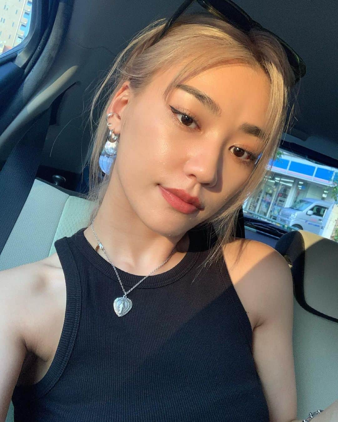 松本優のインスタグラム：「. . 🖤💚🖤💚🖤 . . #selfie#selca#dayoff#blondehair#haircolor#金髪#ヘアカラー」