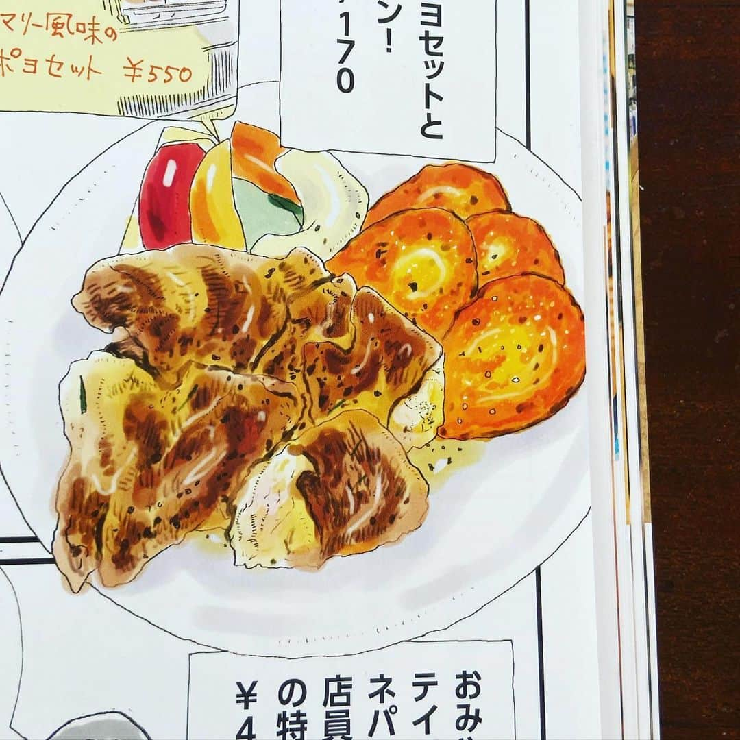 カワハラユキコさんのインスタグラム写真 - (カワハラユキコInstagram)「【吉祥寺ポヨ】 🍗 久々にごはんルポマンガのお仕事したよ〜！吉祥寺で、ひとりでさくっと気軽に短時間で呑めて食べれて、通気がよくて、テイクアウトもあって、もちろんおいしい、そんなコロナ禍でも楽しめるお店をハラユキセレクトで紹介しました。飲食店応援の意味で、こちらでも紹介しまーす。いまはお酒は呑めないかもだけど、落ち着いたらぜひ巡ってみてね。 🍗 その1。吉祥寺でたっくさんの飲食店を経営する @vichamoyoko さん経営の「ポヨ」。 丸ごと焼いてる大山鶏のローストチキンはもちろん、ネパール人の店員カマルくんが作ったカレーパンがかなーり好き。 店舗形式は小さい立ち呑み屋で、駅前すぐの目立つ場所なのに、街の隠れたところで呑めてる気分になる不思議なお店。雰囲気が明るくてオープンで、お店のおねーさんも気さくでよいの。詳しくは「吉祥寺Walker」読んでもらえると嬉しいです。 🍗 I drew a manga in a magazine that introduces Kichijoji.  The magazine's title is "Kichijoji walker". One of the restaurants I introduced is "POYO" in front of the Kichijoji station.  You can eat roast chicken and curry bread at this small bar.The curry bread made by a Nepalese clerk is very delicious! 🍗 #吉祥寺 #吉祥寺グルメ #吉祥寺ポヨ  #ローストチキン #カレーパン #立ち飲み #食べ物イラスト #料理イラスト #食べ物グラム #foodie」6月11日 12時05分 - yukky_kkk