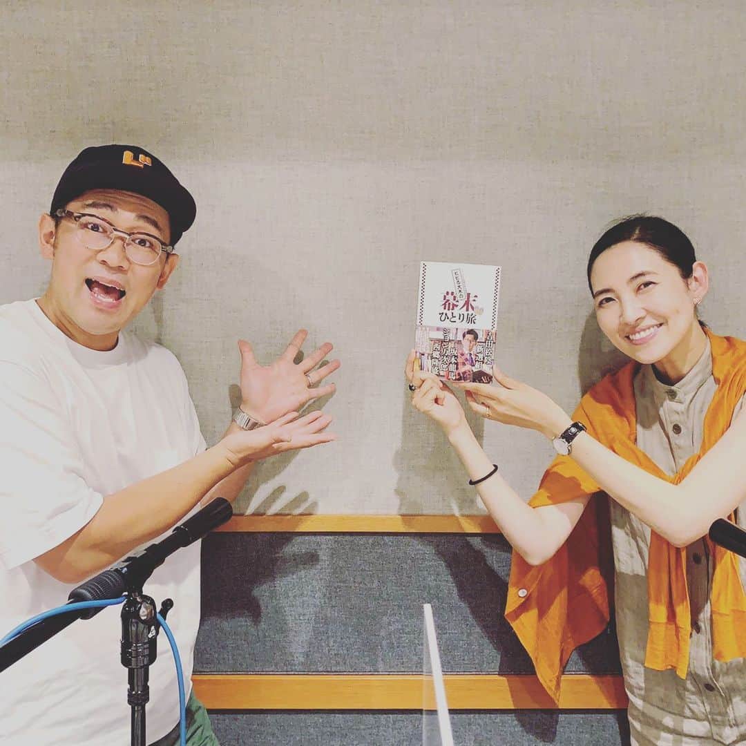 浜島直子さんのインスタグラム写真 - (浜島直子Instagram)「『TOKYO GAS Curious HAMAJI』 今週と来週のゲストは、お笑い芸人のビビる大木さん！  大木さんといえば芸能界でも有名な「幕末好き」。 もともと特に歴史好きだったわけではなく、きっかけは三谷幸喜さん脚本の大河ドラマ「新撰組！」をより楽しむため「少し勉強してみよっかな💡」と思ったのがきっかけだったそう。  それからどんどん幕末にハマっていき、彼らが訪れたであろう土地をひとりで旅するまでに✨  今回は4月に出版された「ビビる大木の幕末ひとり旅」(敬文舎)から、私が特に興味深かったジョン万次郎の話や、現在放送中の大河ドラマ「青天を衝け」の主人公、渋沢栄一のことなど伺いました。  いやー、この本が本当に面白くて、読み終わったあと、私個人的にはもっとジョン万次郎のこと知りたくなってしまった…😎✨ ・ ビビる大木さんがゲストの放送回は、6月12日、19日の土曜日。全2回。bayfmで午前11時から。 radikoで全国聴けますのでお時間ありましたらぜひよろしくお願いいたします🌈 ・ #東京ガス #bayfm #キュリオスハマジ #ビビる大木　さん #ビビる大木の幕末ひとり旅」6月11日 12時33分 - hamaji_0912