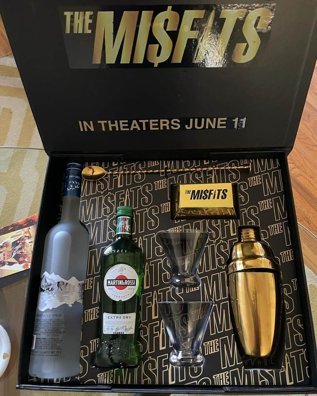 ジェリー・トレイナーさんのインスタグラム写真 - (ジェリー・トレイナーInstagram)「About to pour a martini and watch the virtual premiere of #TheMisfitsMovie! I love a good heist film and Brosnan always delivers!」6月11日 12時36分 - jerrytrainor