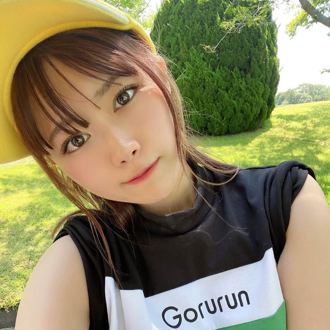 山内鈴蘭さんのインスタグラム写真 - (山内鈴蘭Instagram)「もう夏だねっ🌻💓汗だくだった🥵 久しぶりに自撮りのせてみたよん！ ． 先日 #スターツシニアゴルフトーナメント のプロアマ大会にゲストで参加⛳️ 40.41で81だったよおおお💪 ． 12フィートのプロ仕様グリーンで本当に楽しかった🥺綺麗に転がっていくの！ライン読むの楽しかったなーー💓💓 ． もっとゴルフ上手くなりたいわ😤 ． ． ウェアは @gorurun_ の新作⛳️⛳️⛳️ スポーティで肌触り良いモックネックのウェアだよん💓ユニセックスアイテムで私はMサイズううぅ！！！ ． ． #ゴルフ #ゴルフウェア #Gorurun #ゴルフコーデ #ゴルフ女子 #ゴルフ女子コーデ #ゴルフ好き #自撮り #ゴルフ場 #スターツ笠間ゴルフ倶楽部」6月11日 12時40分 - xxsuzuranxx