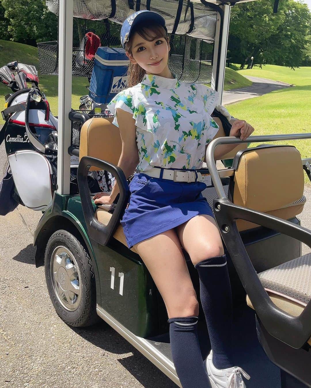 MAYUさんのインスタグラム写真 - (MAYUInstagram)「. 暑くても、白とか青とか着ると爽やかな気持ちになる😆🤍💙 . このウェアの組み合わせ、反響大きくて嬉しいな🥳 特にトップスが着心地よくてお気に入りなの🤍 @newbalancegolf_japan  . 3枚目は、日陰で自分の番を待つ私。笑 忍者みたいね🥷🤣 . #ゴルフ女子#ゴルフ初心者#ゴルフ#ゴルフウェア#ゴルフコーデ#ゴルフファッション#ゴルフ好き#ゴルフ好きな人と繋がりたい#ゴルフ女子コーデ#ニューバランス#パーリーゲイツ#newbalancegolf#pearlygates#golf#golfstagram#golfwear#golfgirl」6月11日 12時40分 - mayu.kina_golf